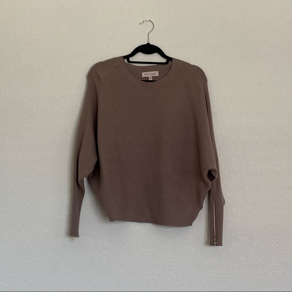 Women’s Sweater - Picture 2 of 5